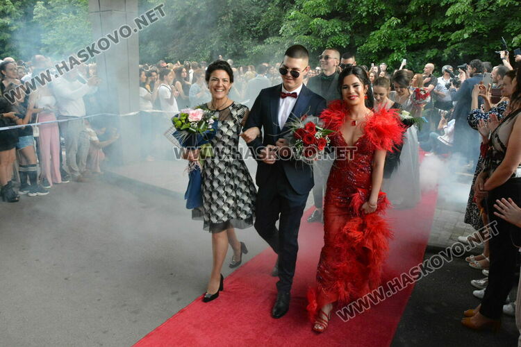 Красиви и елегантни тази вечер празнуват зрелостниците от Езиковата