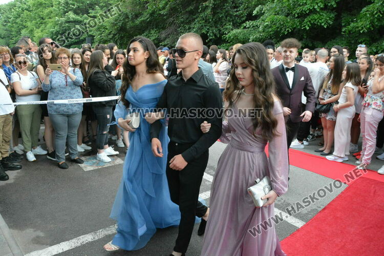 Красиви и елегантни тази вечер празнуват зрелостниците от Езиковата