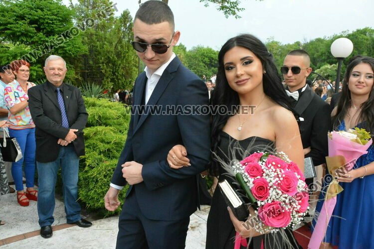 Като модна бомба избухнаха на бала си абитуриентите от ФСГ