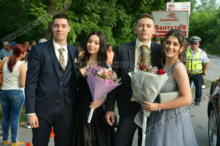 Стил и красота на бала на ПМГ-Хасково, клас пристигна с автобус