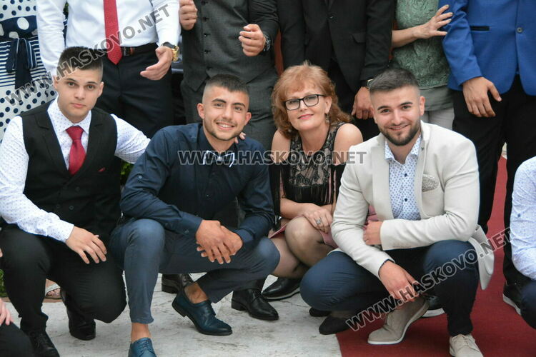 Елегантните зрелостници на ПГМЕТ празнуват своя бал