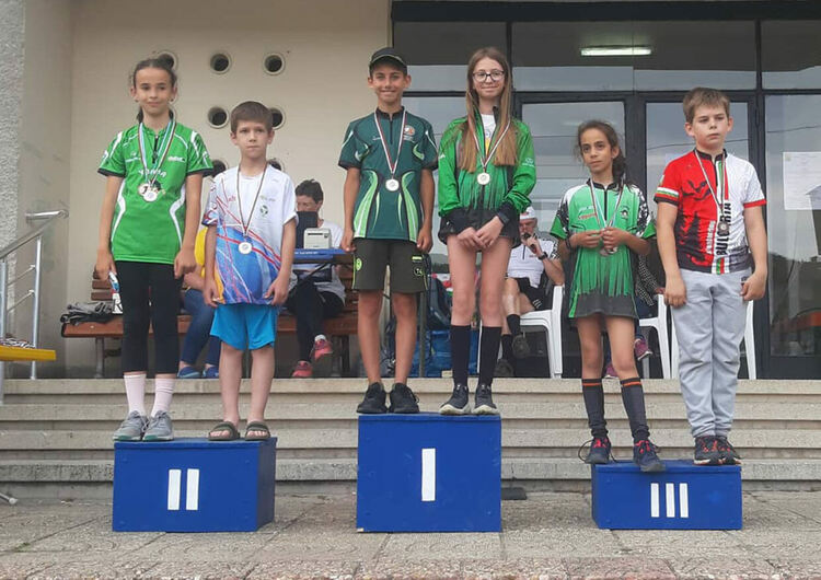 4 медала за семейство Делчеви от състезание по ориентиране