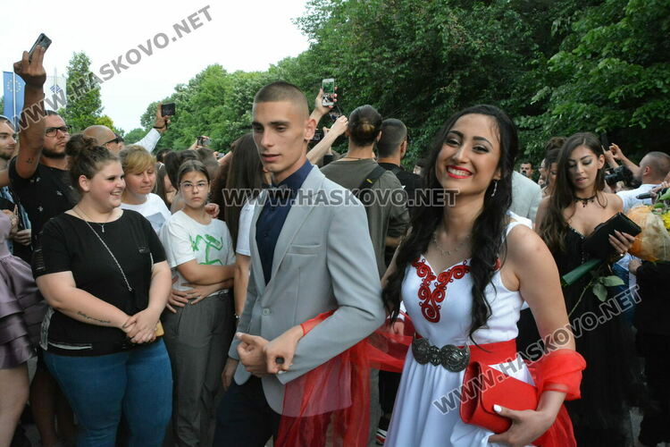 Стил и красота на бала на ПМГ-Хасково, клас пристигна с автобус