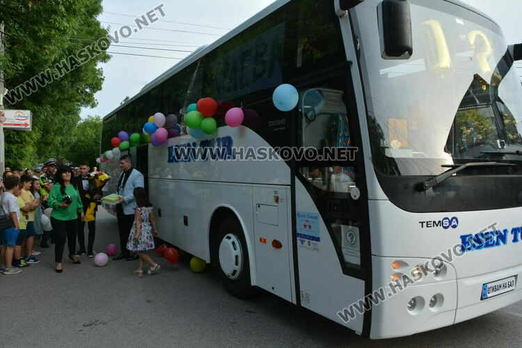 Стил и красота на бала на ПМГ-Хасково, клас пристигна с автобус