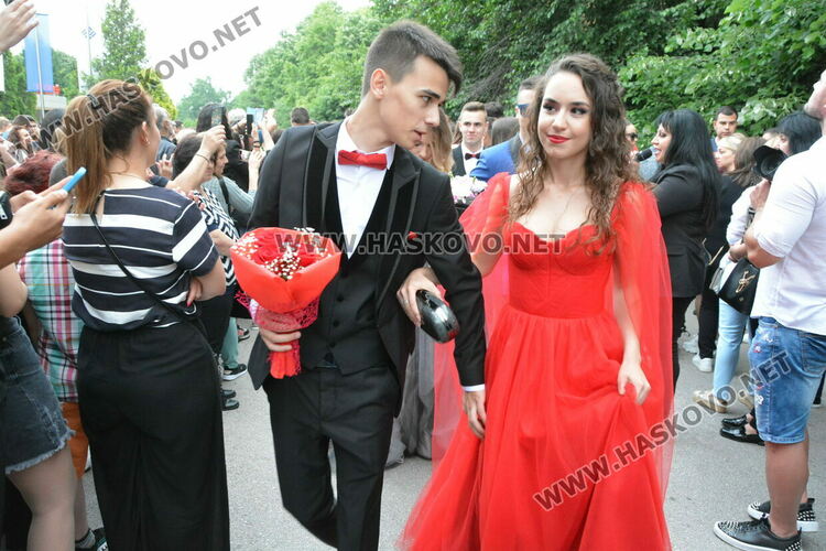Стил и красота на бала на ПМГ-Хасково, клас пристигна с автобус