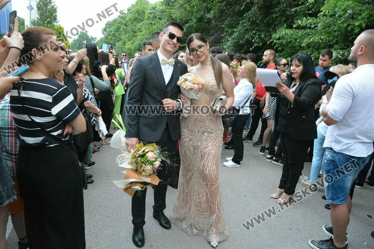 Стил и красота на бала на ПМГ-Хасково, клас пристигна с автобус