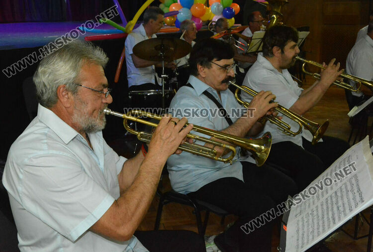 Духов оркестър Хасково и деца от “Звънче” със съвместен концерт