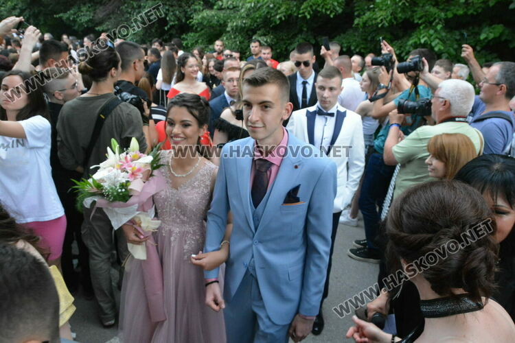 Стил и красота на бала на ПМГ-Хасково, клас пристигна с автобус