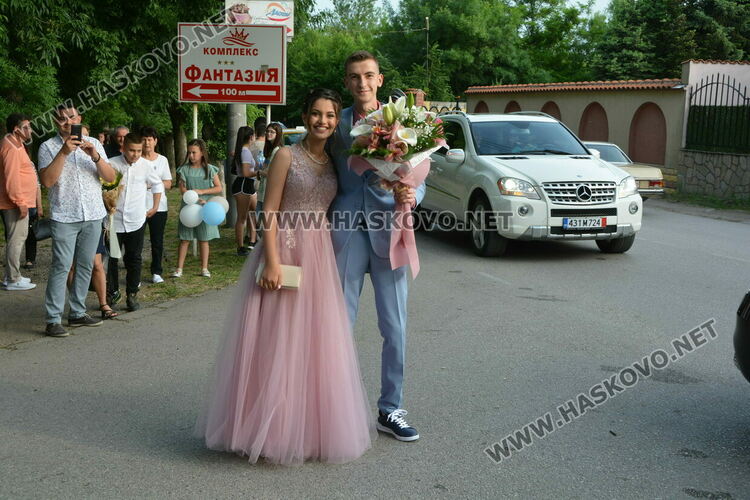 Стил и красота на бала на ПМГ-Хасково, клас пристигна с автобус