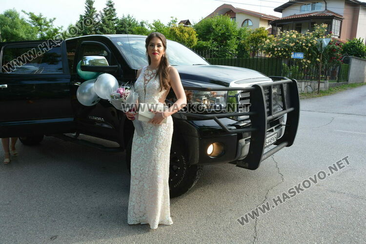 Стил и красота на бала на ПМГ-Хасково, клас пристигна с автобус