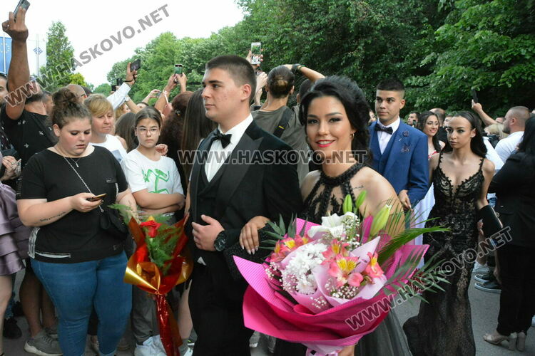 Стил и красота на бала на ПМГ-Хасково, клас пристигна с автобус