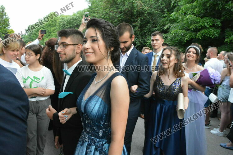 Стил и красота на бала на ПМГ-Хасково, клас пристигна с автобус