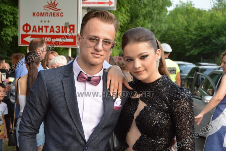 Стил и красота на бала на ПМГ-Хасково, клас пристигна с автобус