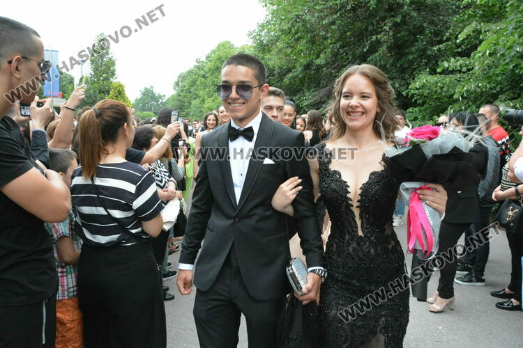 Стил и красота на бала на ПМГ-Хасково, клас пристигна с автобус