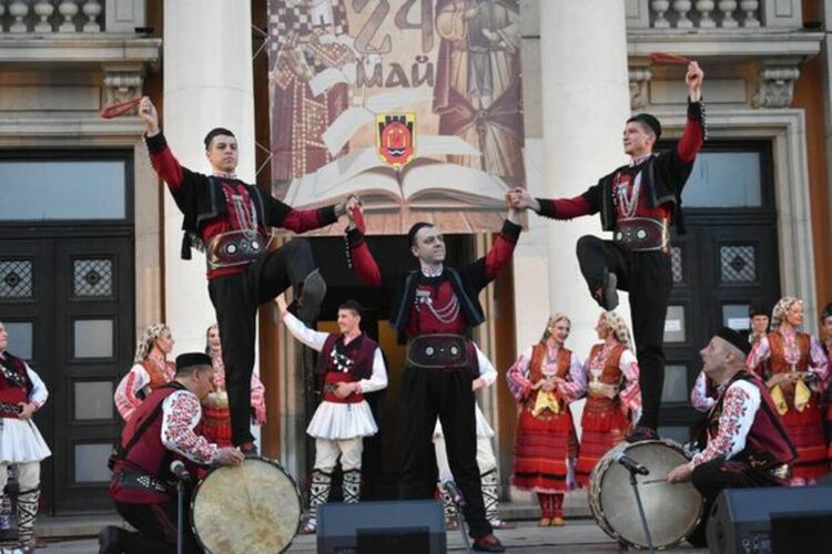 Истински празник за перничани сътвориха танцьорите, певците и музикантите на Фолклорен ансамбъл „Тракия“