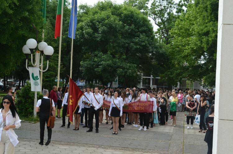 Първомайските ученици отбелязаха тържествено 24 май