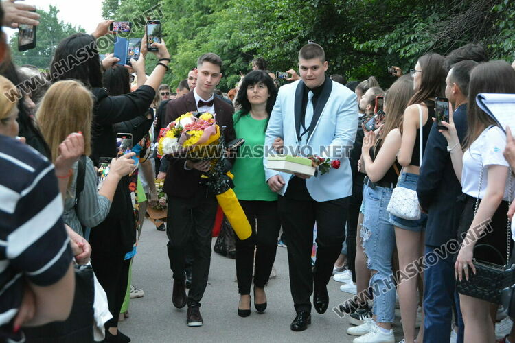 Стил и красота на бала на ПМГ-Хасково, клас пристигна с автобус