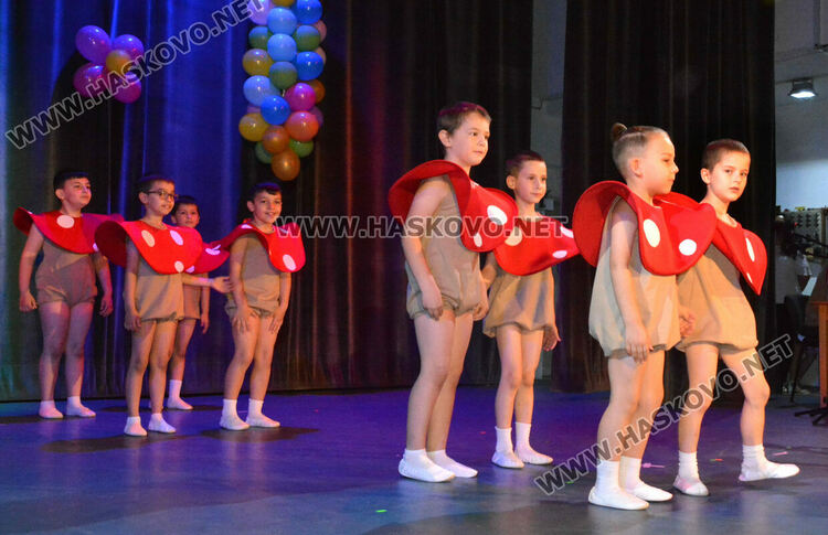 Духов оркестър Хасково и деца от “Звънче” със съвместен концерт