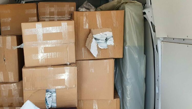 Задържаха над 1 тон препарати за растителна защита в микробус с матраци