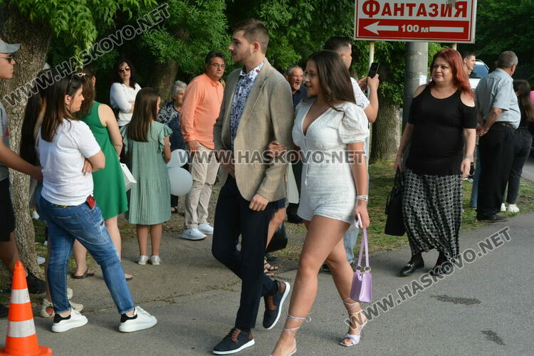 Стил и красота на бала на ПМГ-Хасково, клас пристигна с автобус