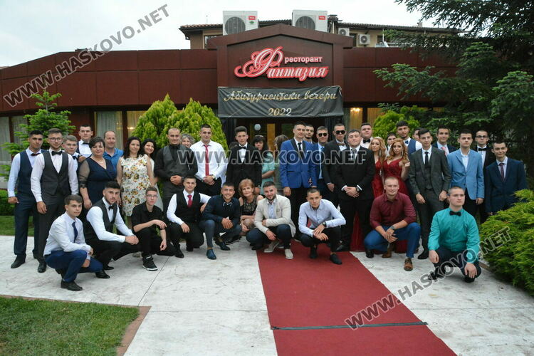 Елегантните зрелостници на ПГМЕТ празнуват своя бал