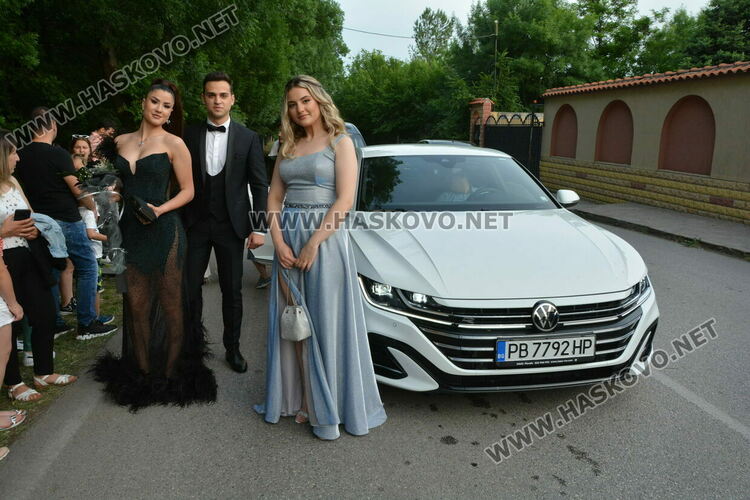 Стил и красота на бала на ПМГ-Хасково, клас пристигна с автобус