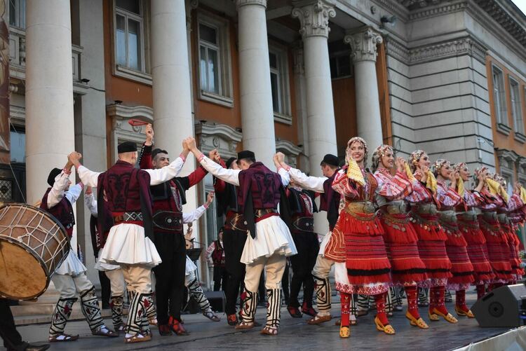 Истински празник за перничани сътвориха танцьорите, певците и музикантите на Фолклорен ансамбъл „Тракия“