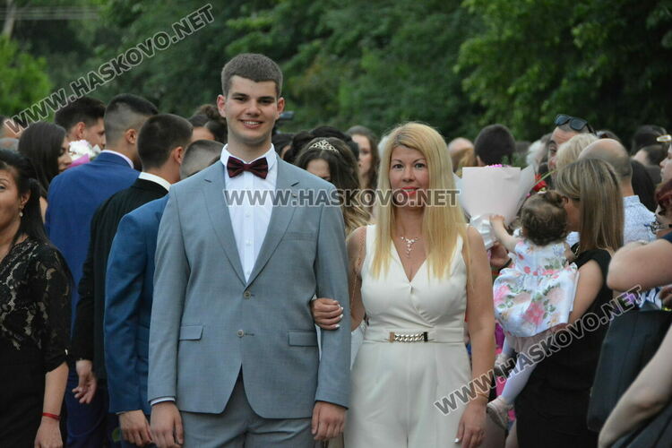 Стил и красота на бала на ПМГ-Хасково, клас пристигна с автобус