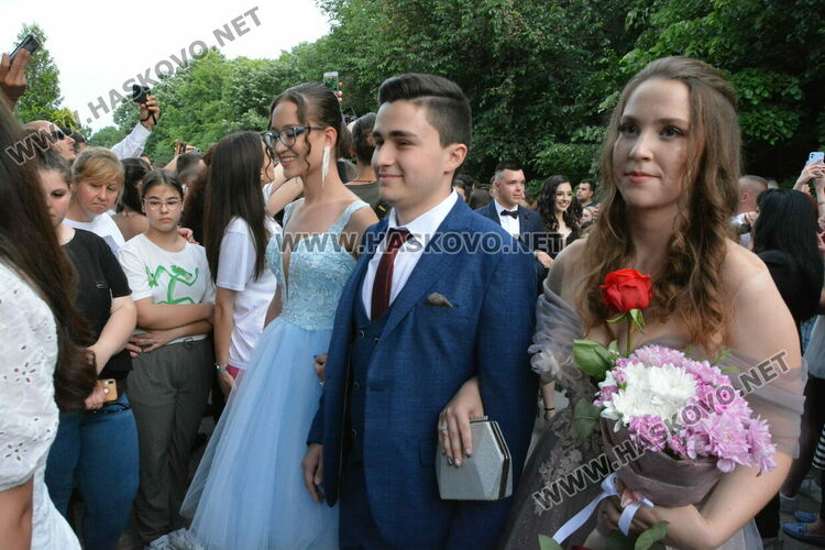 Стил и красота на бала на ПМГ-Хасково, клас пристигна с автобус