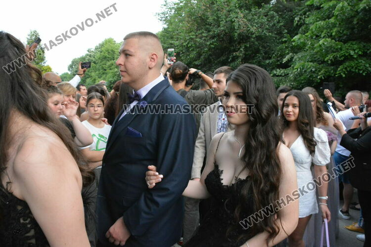 Стил и красота на бала на ПМГ-Хасково, клас пристигна с автобус