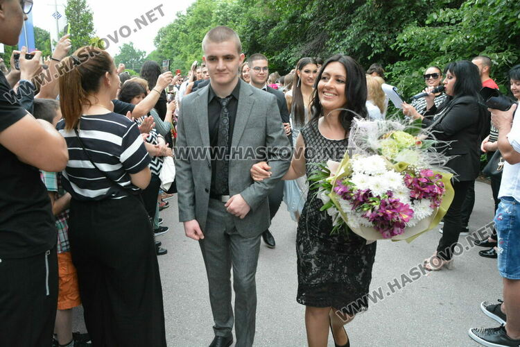 Стил и красота на бала на ПМГ-Хасково, клас пристигна с автобус