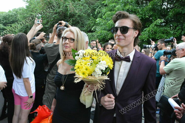 Стил и красота на бала на ПМГ-Хасково, клас пристигна с автобус