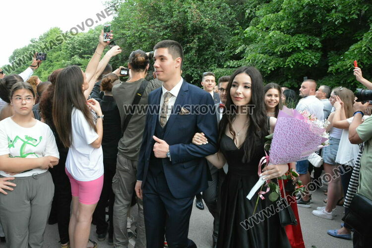 Стил и красота на бала на ПМГ-Хасково, клас пристигна с автобус