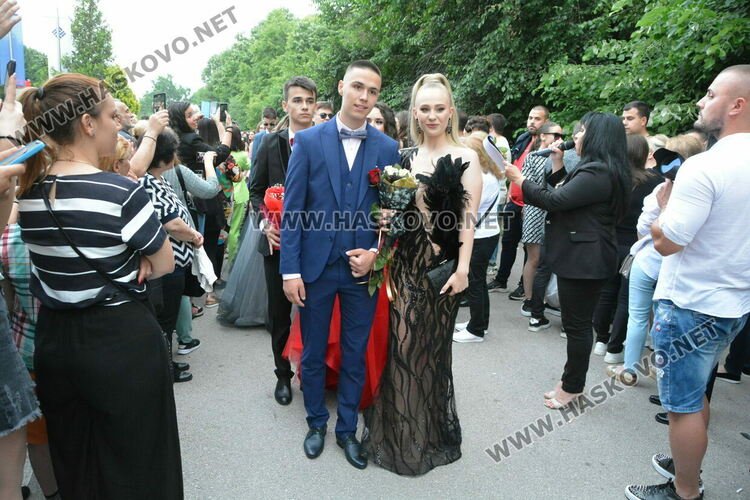 Стил и красота на бала на ПМГ-Хасково, клас пристигна с автобус