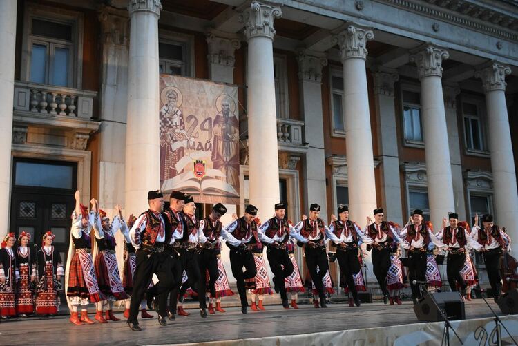 Истински празник за перничани сътвориха танцьорите, певците и музикантите на Фолклорен ансамбъл „Тракия“