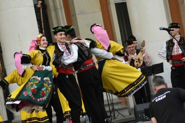 Истински празник за перничани сътвориха танцьорите, певците и музикантите на Фолклорен ансамбъл „Тракия“