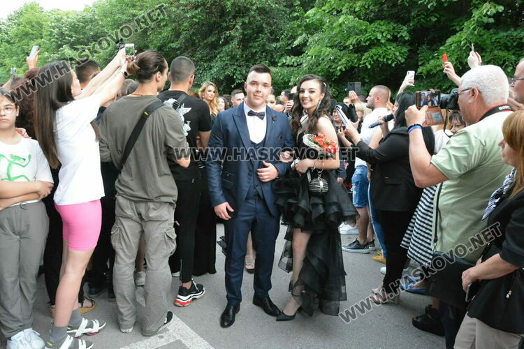 Стил и красота на бала на ПМГ-Хасково, клас пристигна с автобус