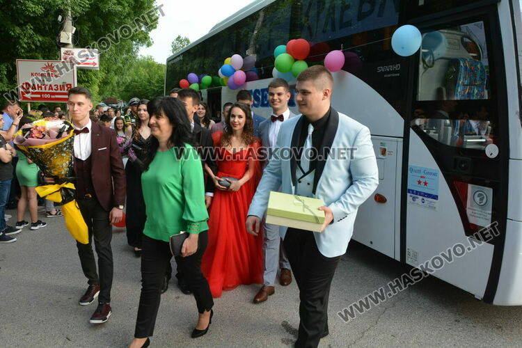 Стил и красота на бала на ПМГ-Хасково, клас пристигна с автобус