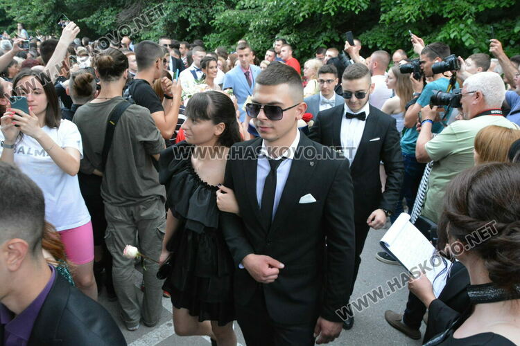 Стил и красота на бала на ПМГ-Хасково, клас пристигна с автобус