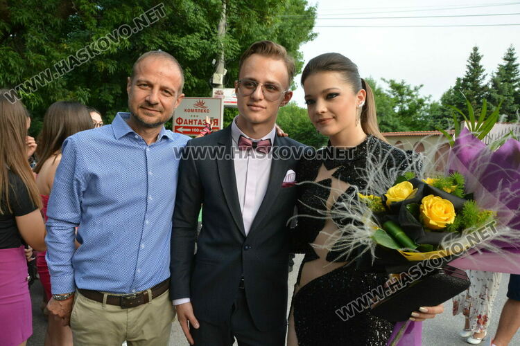 Стил и красота на бала на ПМГ-Хасково, клас пристигна с автобус