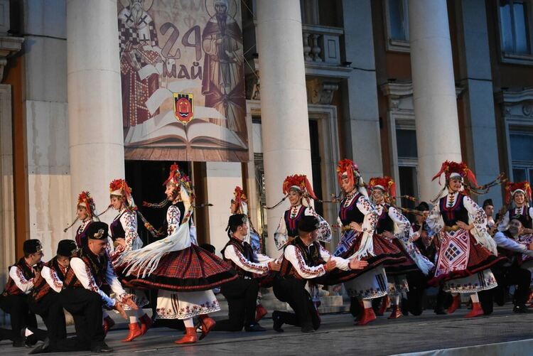 Истински празник за перничани сътвориха танцьорите, певците и музикантите на Фолклорен ансамбъл „Тракия“