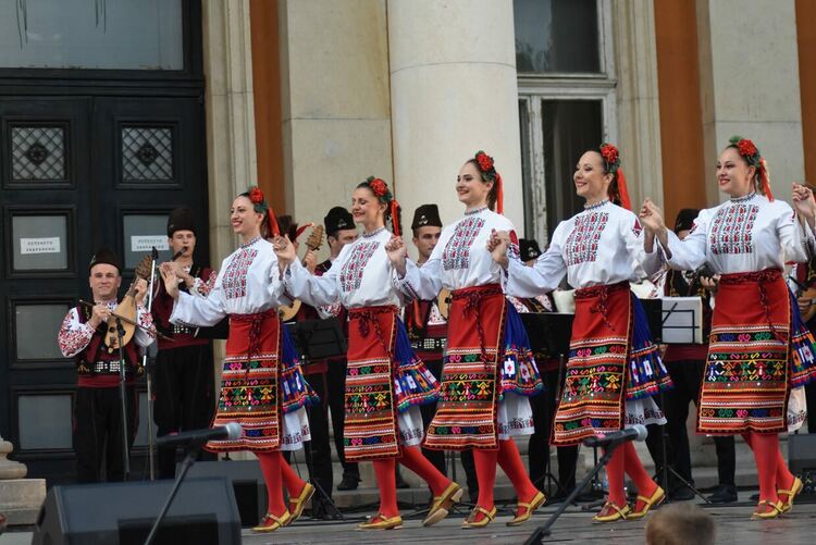Истински празник за перничани сътвориха танцьорите, певците и музикантите на Фолклорен ансамбъл „Тракия“
