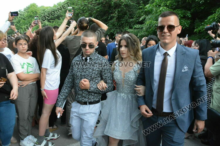 Стил и красота на бала на ПМГ-Хасково, клас пристигна с автобус