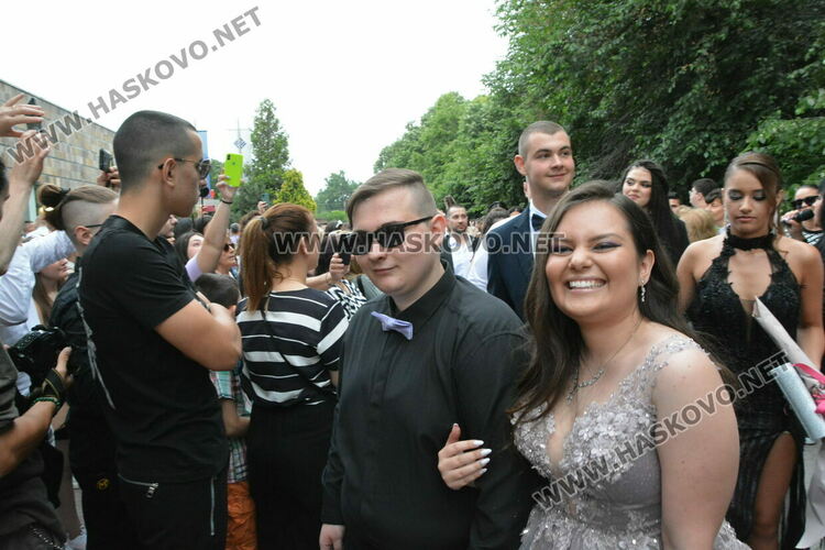 Стил и красота на бала на ПМГ-Хасково, клас пристигна с автобус