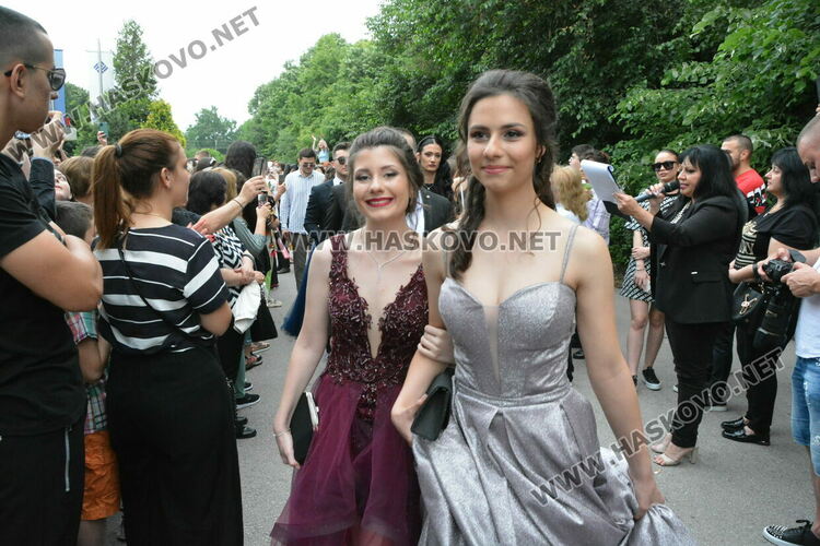 Стил и красота на бала на ПМГ-Хасково, клас пристигна с автобус