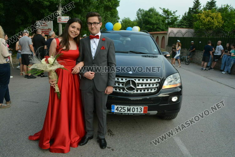 Стил и красота на бала на ПМГ-Хасково, клас пристигна с автобус