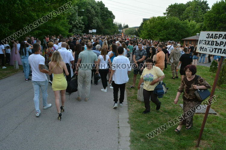 Стил и красота на бала на ПМГ-Хасково, клас пристигна с автобус