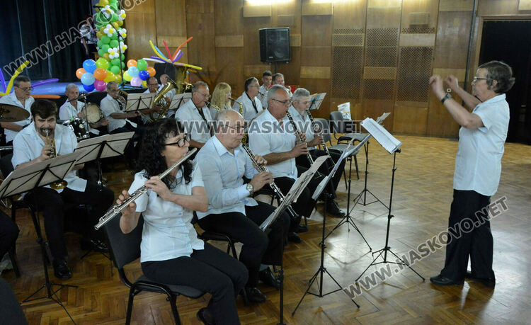 Духов оркестър Хасково и деца от “Звънче” със съвместен концерт