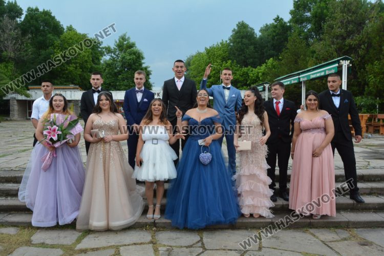 Абитуриентите на Спортното училище сложиха край на сезона на баловете