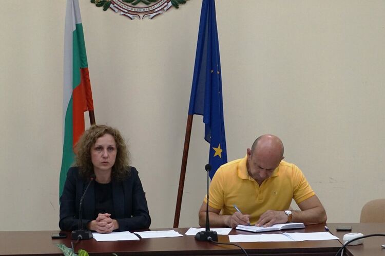 Един хотел в Хасковско продължава да приема украинци, искат да ги настаняват в общежития